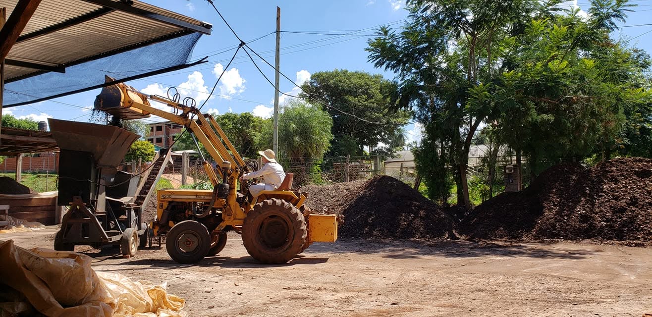Familia trabajando en producción